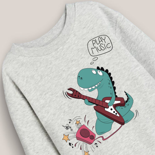 Buzo Dino toca la guitarra
