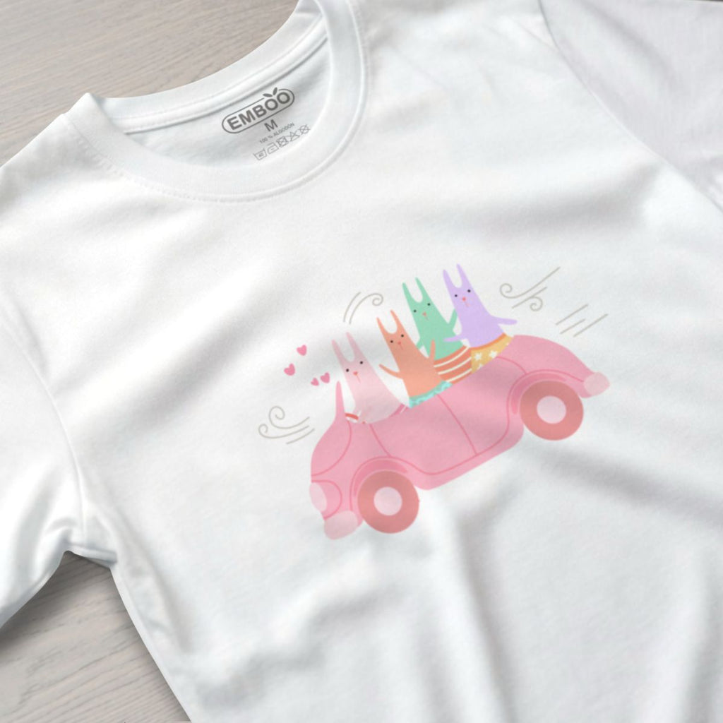 camiseta_conejos_en_un_coche_rosa_blanco_2