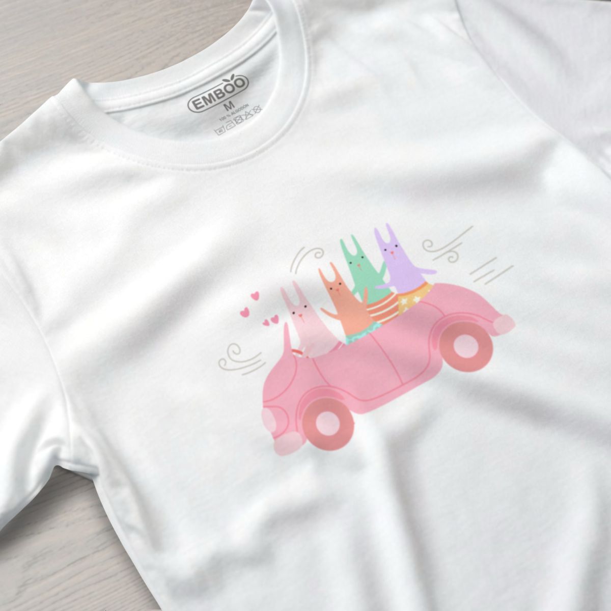 camiseta_conejos_en_un_coche_rosa_blanco_2