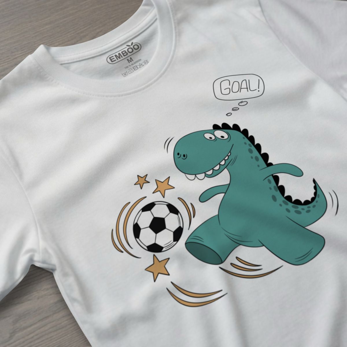 camiseta_dino_juega_al_fútbol_blanco_2