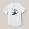 camiseta_la_bruja_louise_en una escoba_blanco_1