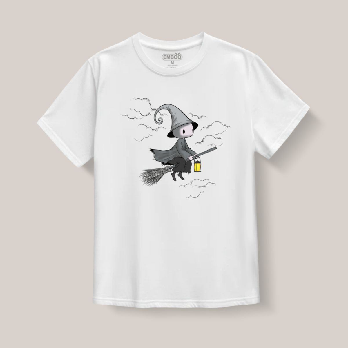 camiseta_la_bruja_louise_en una escoba_blanco_1