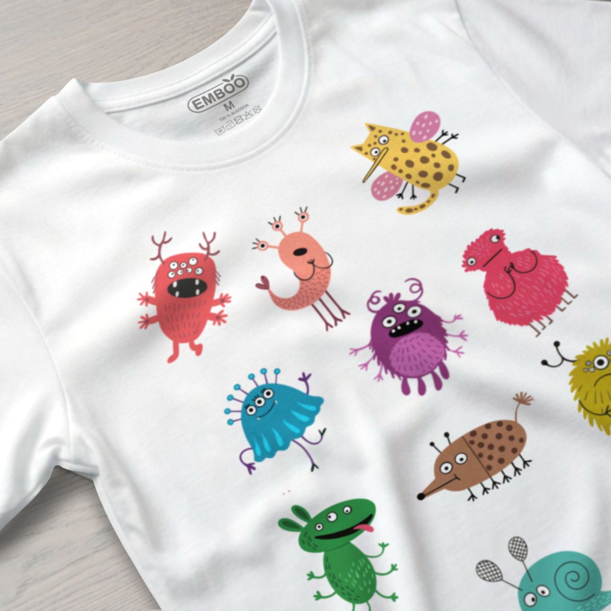 camiseta_pequeños_monstruos_blanco_2